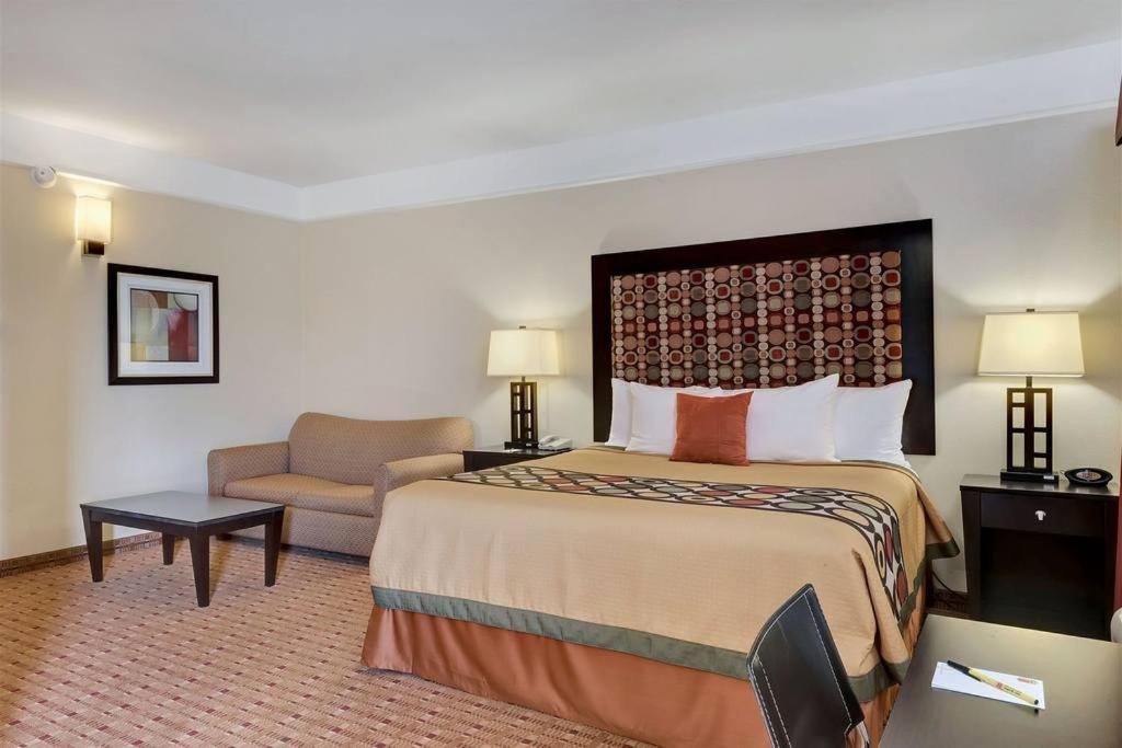 Super 8 By Wyndham Hidalgo At La Plaza Mall & Mcallen Airport Exterior photo
